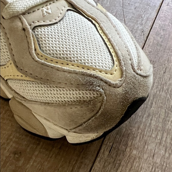 New Balance Beige and Cream Athletic Shoes Boys Size 4 **Like New worn twice** - Picture 5 of 9